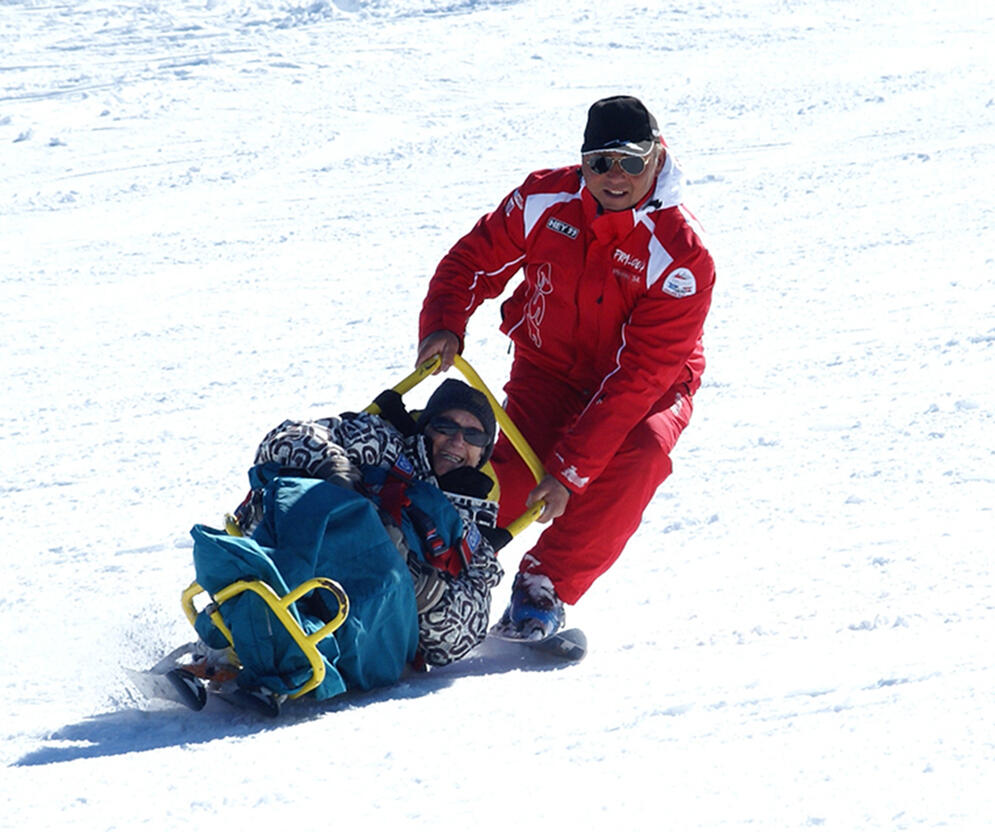 Handiski - fauteuil ski avec moniteur © ESF Pra Loup