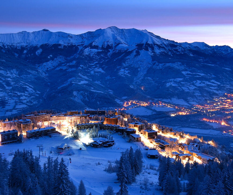 Panorama sur la station de Pra Loup en soirée © skapping